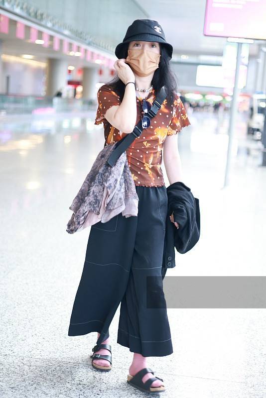 视觉|周迅带火了“不羁风”,阔腿裤配拖鞋看似邋遢,实则随性又时髦