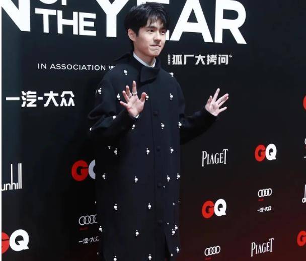 男星|GQ盛典男星比帅：李易峰蔡徐坤抗住魔鬼打光，杨洋出场牌面大