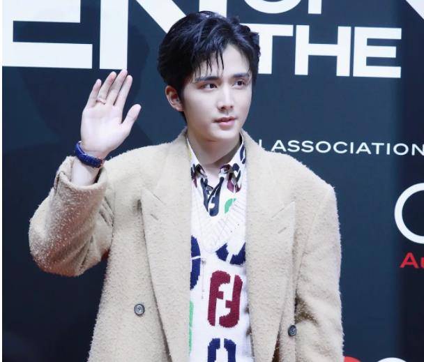 男星|GQ盛典男星比帅：李易峰蔡徐坤抗住魔鬼打光，杨洋出场牌面大