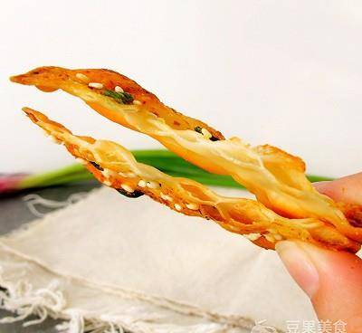 美食|饺子皮就能做的孜然葱香脆片