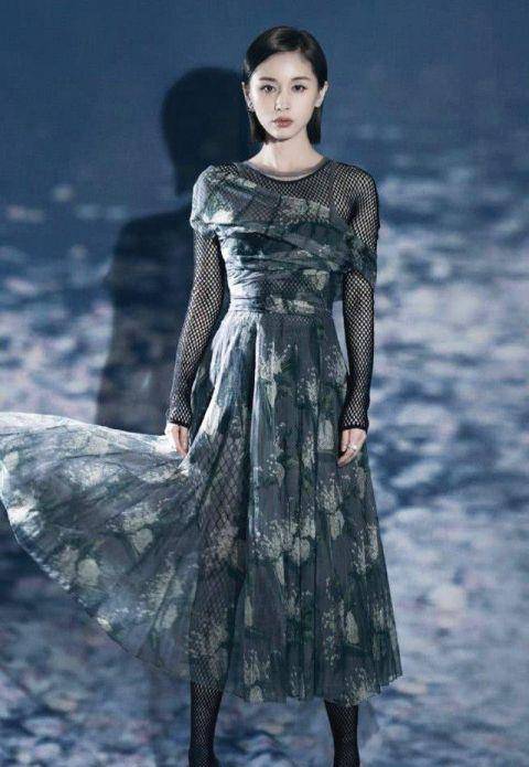 黑色|“蜂巢袜”好不厉害，王子文穿长裙就靠它，显高10cm真服气