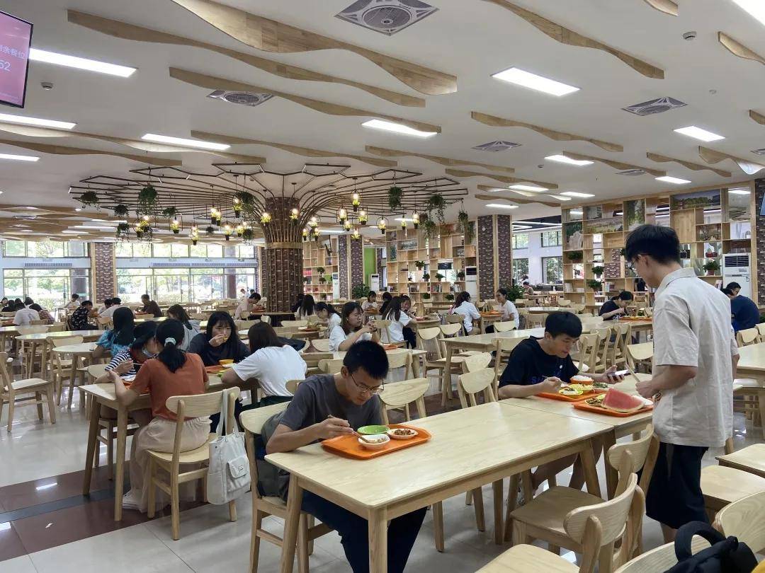 而如果学校食堂都能像浙江师范大学杏园一餐厅一样,我想大家会更爱它.