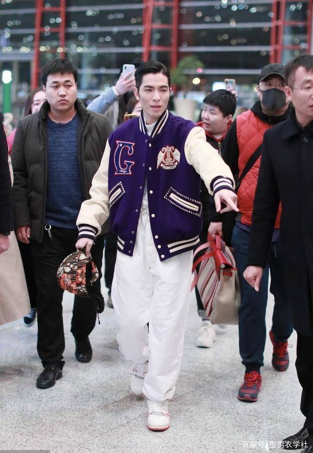 男衣|萧敬腾个不高但真敢穿，白色裤子配运动鞋超任性，脸再胖点就好啦