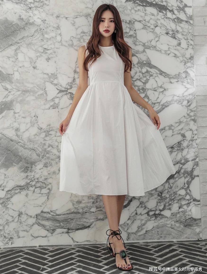 凉鞋|白色连衣裙搭配绑带凉鞋，休闲又有型，清新动人