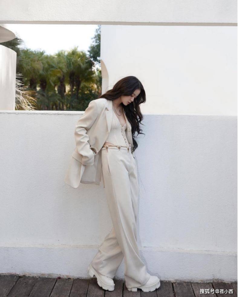 黑色|初秋出行怎么穿？欧阳娜娜手把手来教你，白色毛衣最百搭又时髦