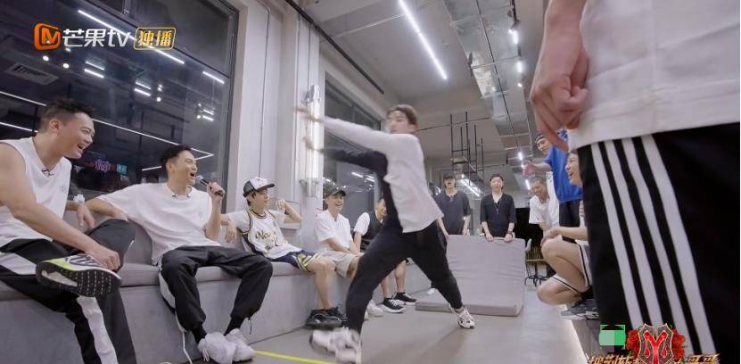 布瑞吉|《披荆斩棘的哥哥》绝活交流大会，陈小春剪发但没完全剪笑翻众人