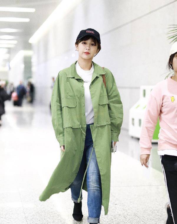 成一位|杨紫觉得裤子太普通,在裤腿上打了个结,显腿长的效果太明显