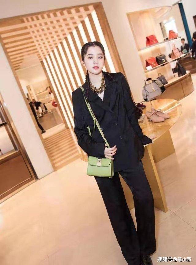 黑色|初秋出行怎么穿？欧阳娜娜手把手来教你，白色毛衣最百搭又时髦
