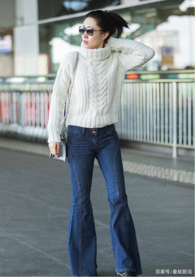刘敏涛|刘敏涛真敢穿!针织衫配阔腿裤不够,还小露小蛮腰,美得很有韵味