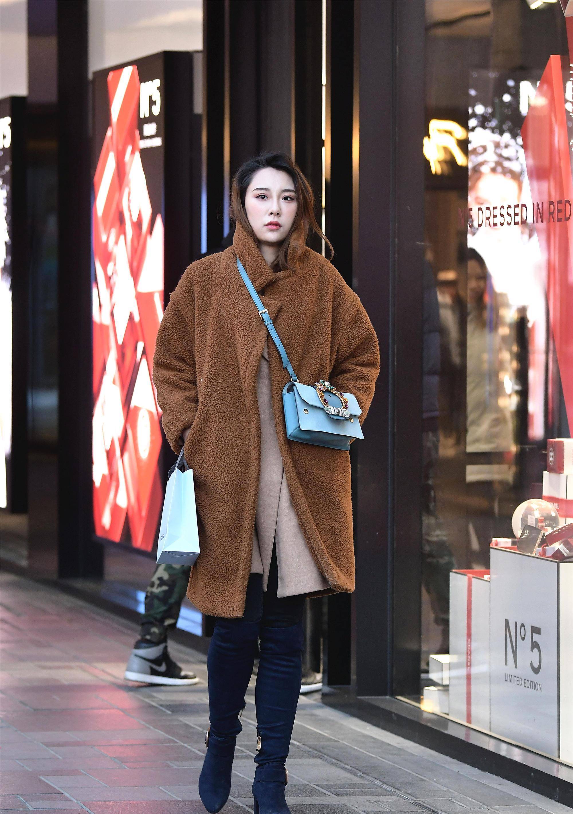 显得|冬天逛街的时尚姑娘，她们更喜欢富有色彩的时装
