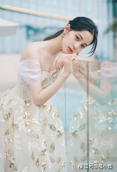 黑色|初秋出行怎么穿?欧阳娜娜手把手来教你,白色毛衣最百搭又时髦