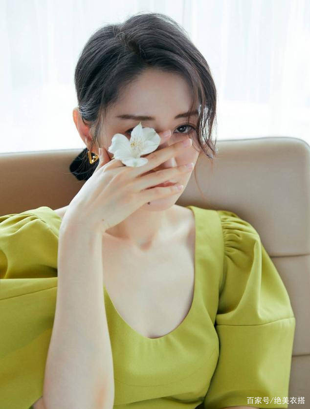 刘敏涛|刘敏涛火了后更敢穿，少女风也能霸气十足，44岁扮起嫩来更加迷人