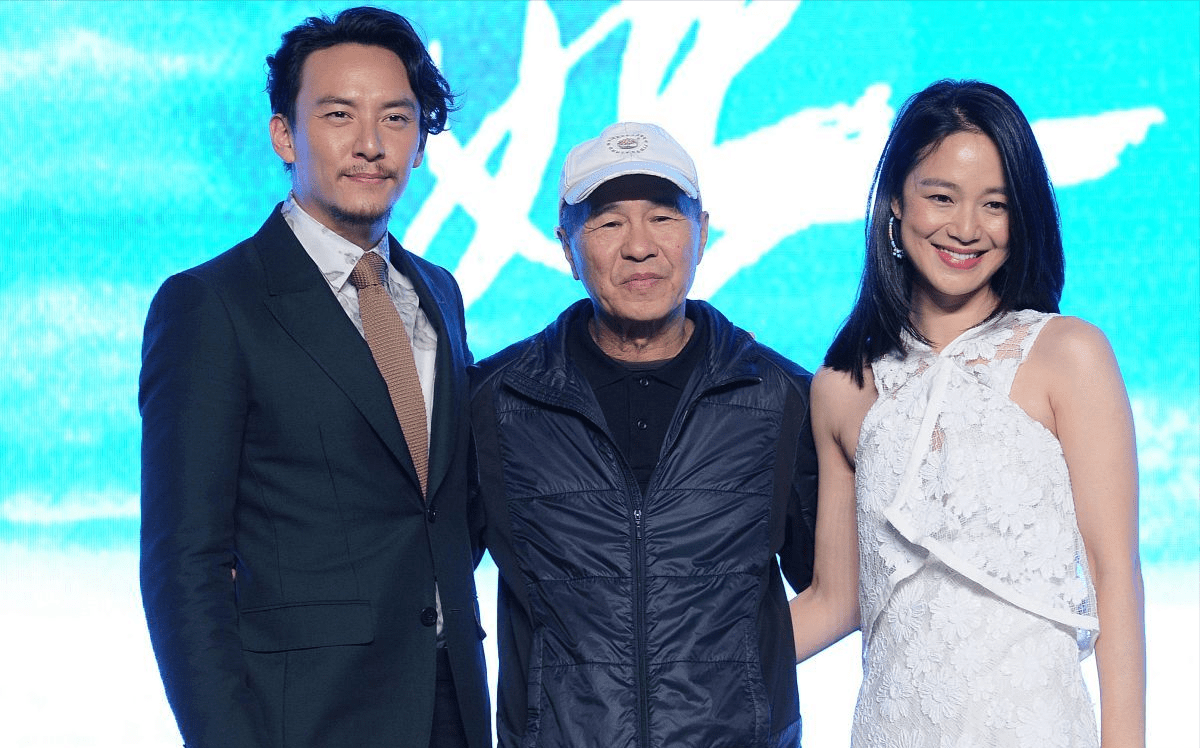 身材|姜文妻子真挺朴素，蕾丝白裙不显不露却耐看，女人味藏在骨子里
