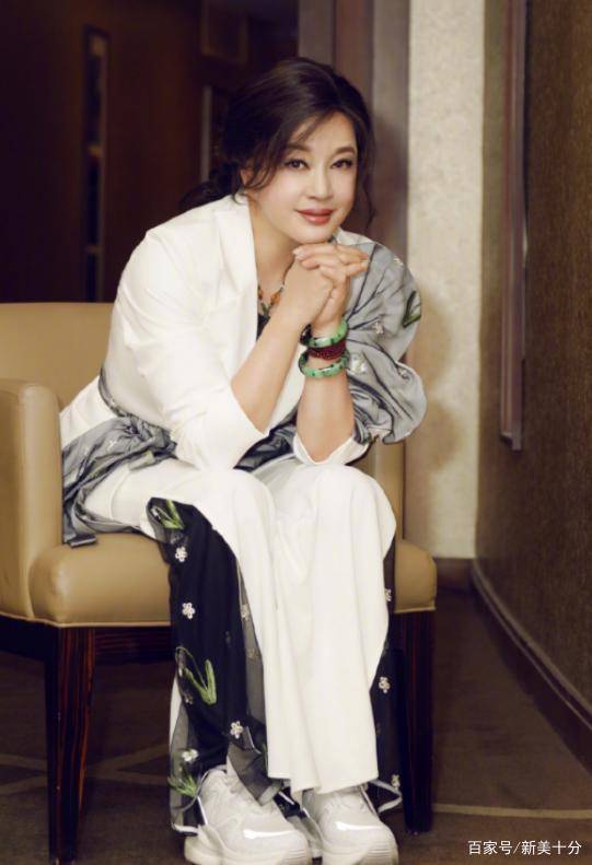 喇叭裤|刘晓庆真敢穿！如此浮夸的西装一般人都不敢尝试，她却穿出艺术感