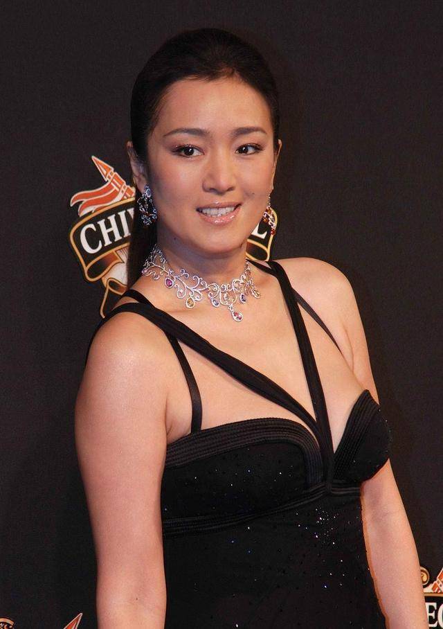 黑色|巩俐身材虽然丰满，可是穿抹胸裙仍担心挂不住，用绑带连接挺高明