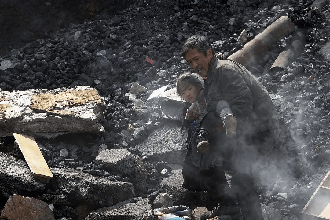 电影|《峰爆》遭专业电影媒体1星差评,主编发朋友圈吐槽:烂片零负评