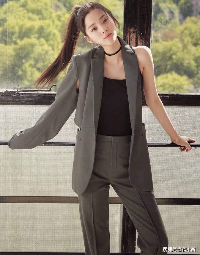 黑色|初秋出行怎么穿？欧阳娜娜手把手来教你，白色毛衣最百搭又时髦