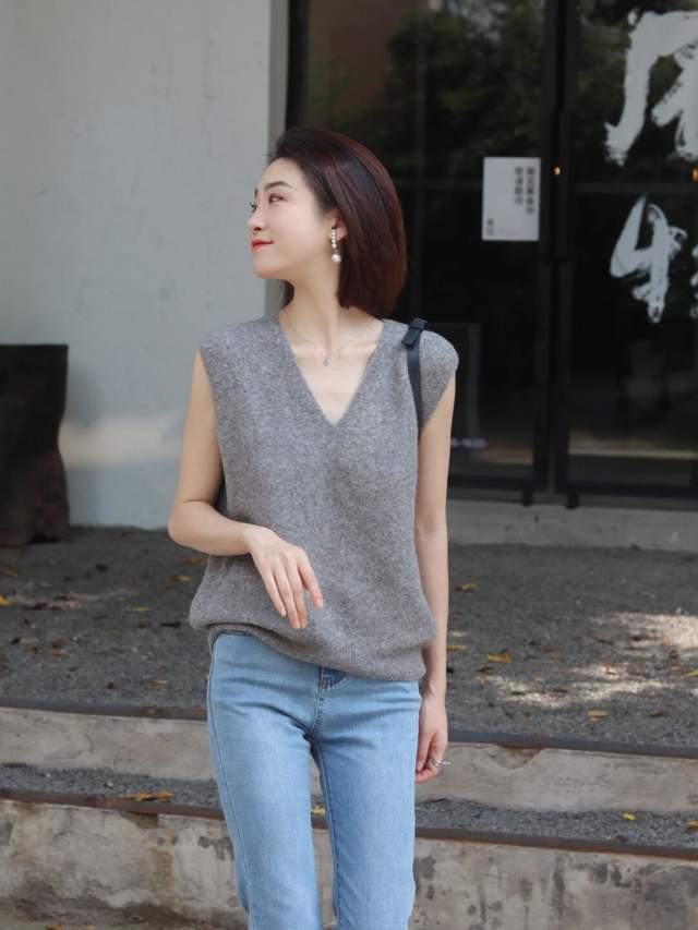 显得|秋季,针织衫怎么穿才高级?搭配半身裙或牛仔裤优雅洋气,超好看