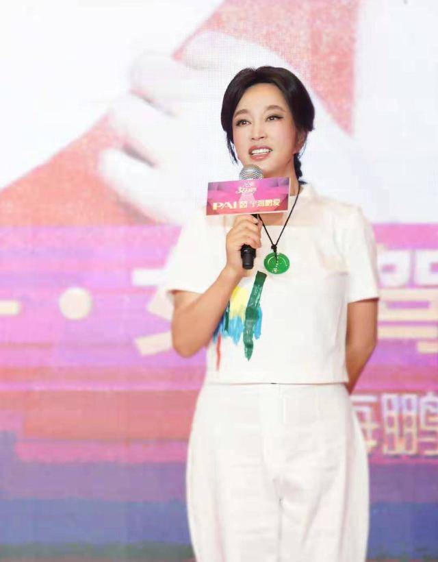 小陈|刘晓庆真敢穿,露脐T恤配牛仔裤经典又时髦,哪像64岁老年人