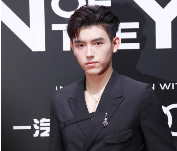 男星|GQ盛典男星比帅：李易峰蔡徐坤抗住魔鬼打光，杨洋出场牌面大