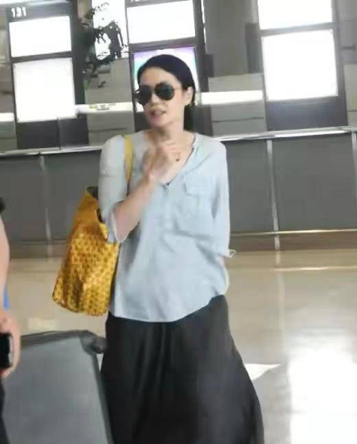 黑色|王菲的时尚太难懂！蓝衬衣配灯笼裤背黄色编织包，与农村大妈无异