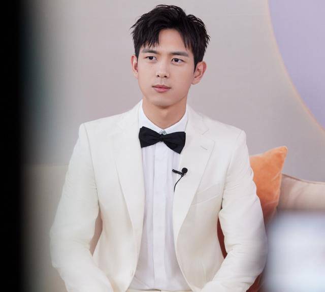 年拍|李一桐5年拍20部戏,合作邓伦等多位顶流,“不红体质”却最出圈