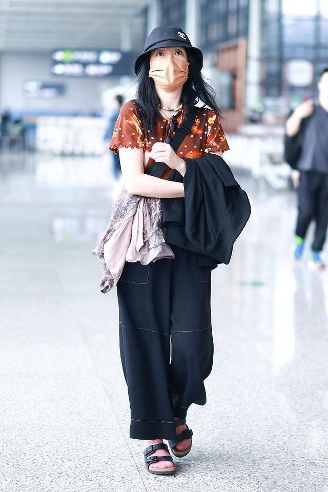 视觉|周迅带火了“不羁风”,阔腿裤配拖鞋看似邋遢,实则随性又时髦