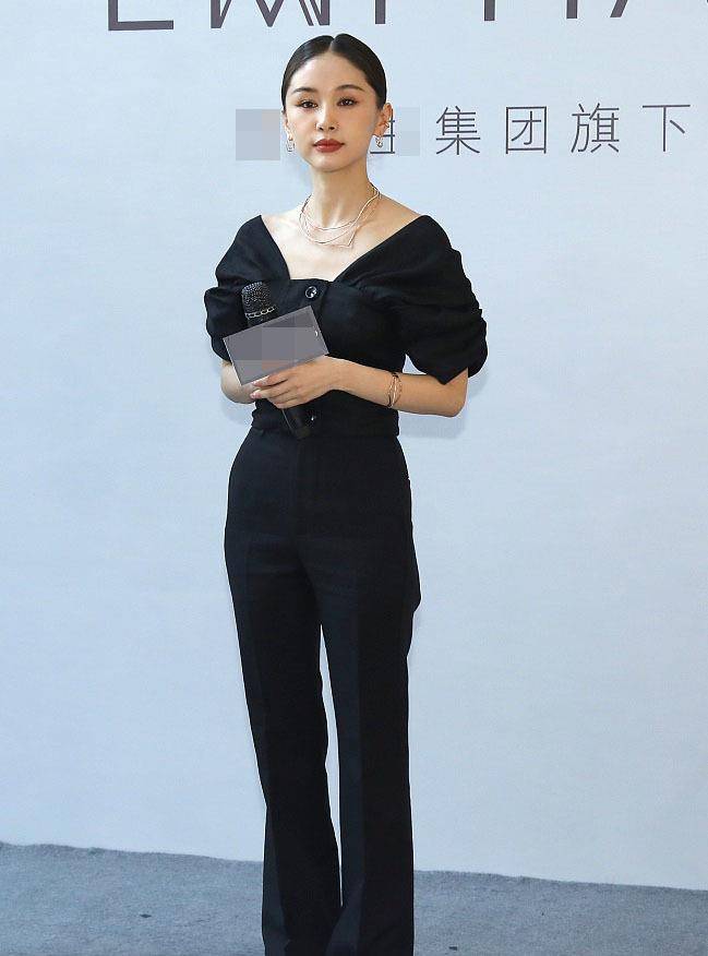 活动|王子文身材真能打，穿黑色裤装秀蛮腰长腿，生图和精修完全没区别