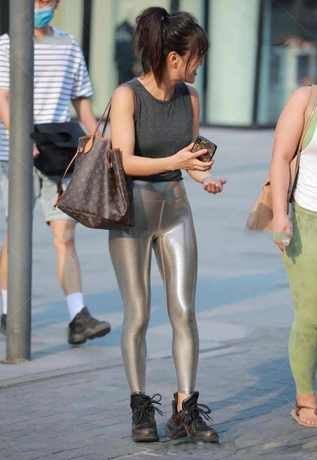 高跟鞋|穿“瑜伽裤”逛街？你没有看错，这就是个性，还不失应有的修身！