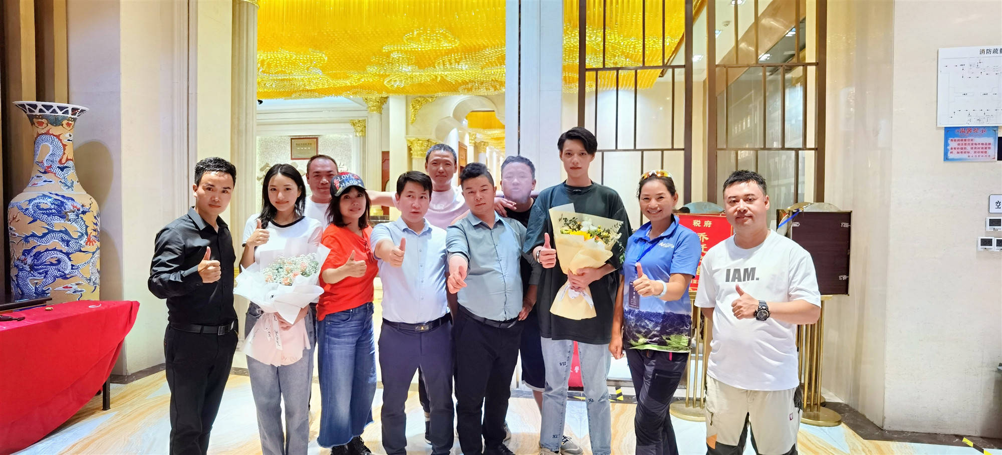 刘章|电影《再看我一眼》在贵州贞丰县杀青大吉