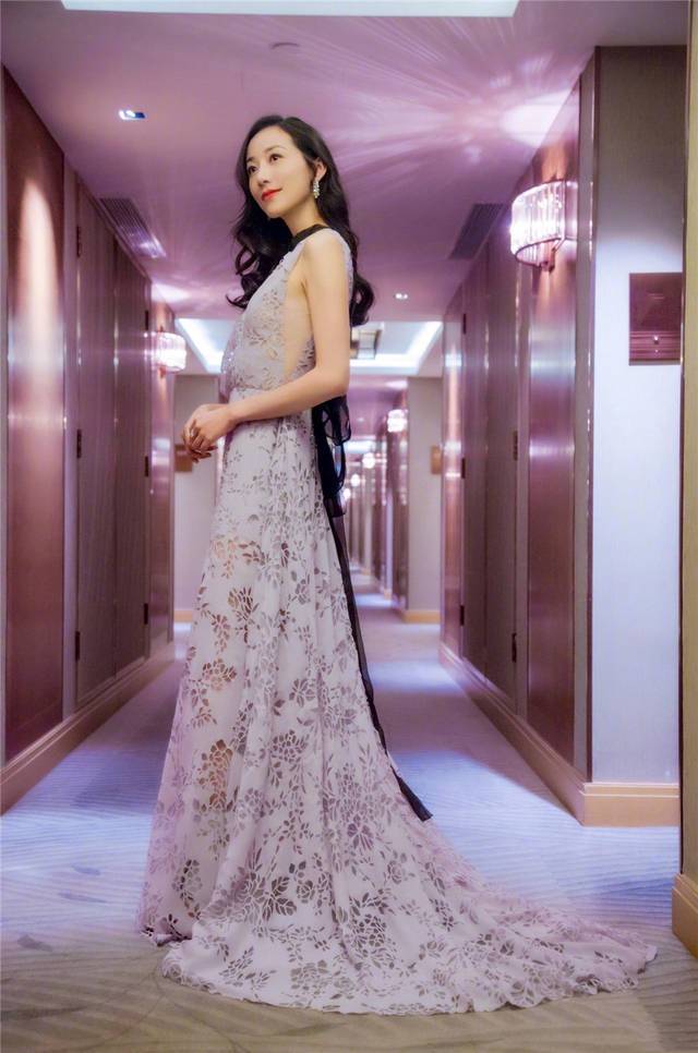 设计|韩雪越来越大胆,一袭“剪纸裙”走红毯,穿出满满格调与高级感