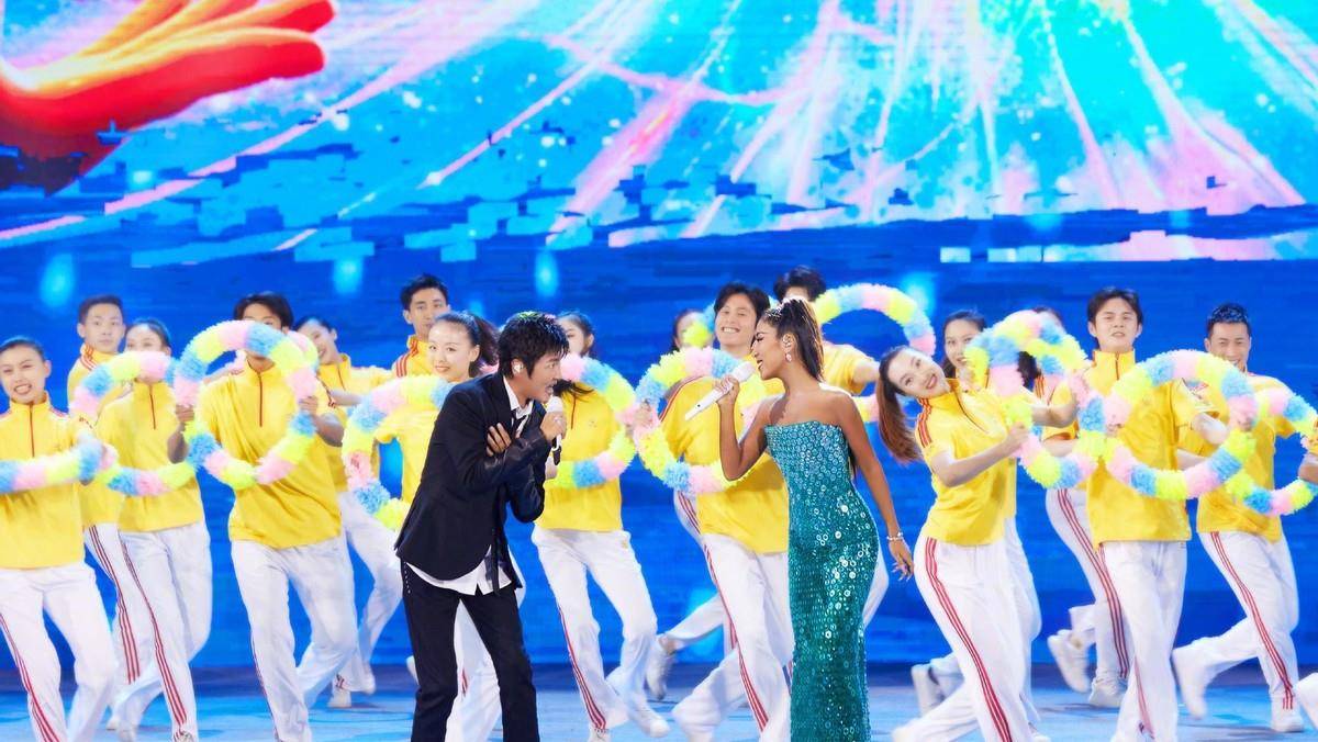 冬奥|吉克隽逸的“人鱼裙”太吸睛了，和孙楠合唱冬奥宣传曲，让人心动