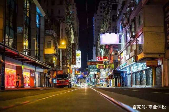 欧阳娜娜跨界艺术展 之前年租1亿的店铺 如今降租5千万都无人敢要 已经空置了半年 恩杰资讯网