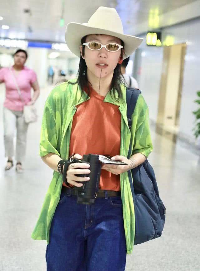方式真|窦靖童终于不戴帽子，剪狗啃式刘海显个性，穿上皮裤真有范！