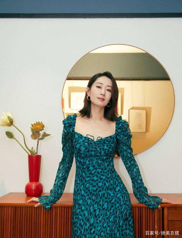 刘敏涛|刘敏涛火了后更敢穿，少女风也能霸气十足，44岁扮起嫩来更加迷人