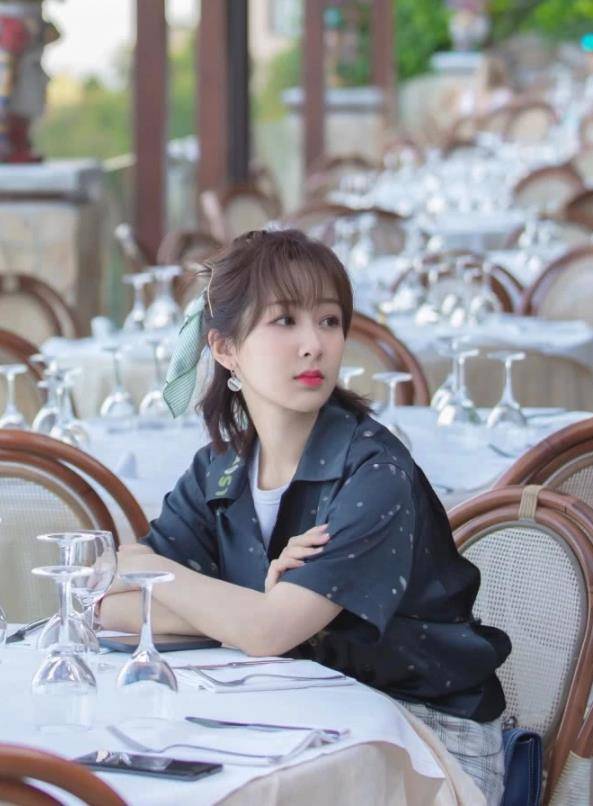 时尚|现在不流行把衬衫扎进裤子里了，试试杨紫的“三七开”，贼时髦