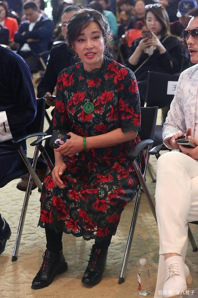 田华|刘晓庆在后台与田华合影,脸松垮气色憔悴,穿裙子只敢踩平底鞋!