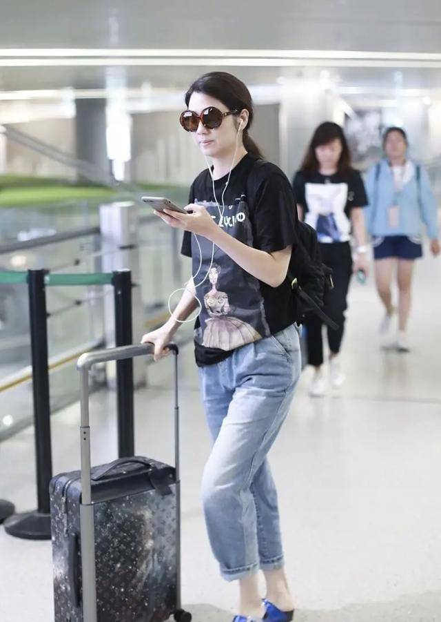 服装|洪欣高调秀恩爱，身穿灰色针织衫配破洞裤，看着比小9岁老公还嫩