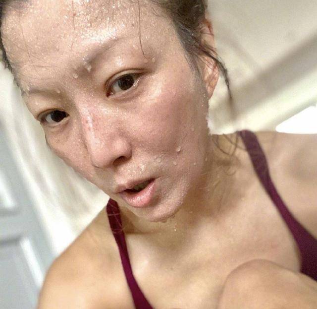 下半身|郑秀文秀恩爱！穿羽绒服配休闲裤挽老公胳膊逛街，低头说话太甜蜜