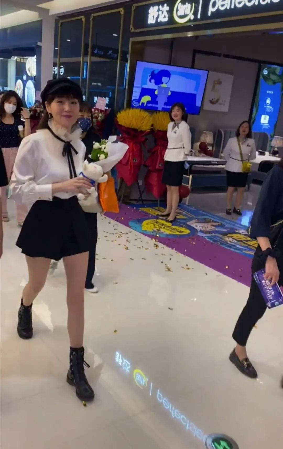 颜色|商场偶遇万绮雯，50岁还穿超短裙秀腿，无修饰的容颜还这么漂亮！