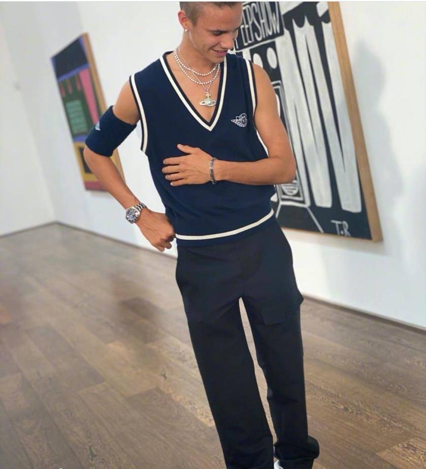 罗密欧|贝克汉姆现身秀场，小七穿紫藤萝长裙甜美乖巧，儿子比老爸还帅气