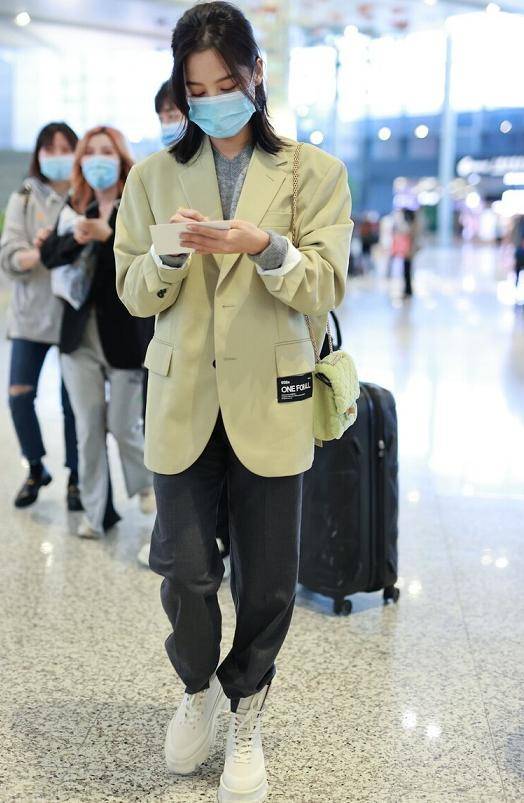 小白|辛芷蕾衣服品味在线,浅绿色西服搭配长裤走机场,高级干练