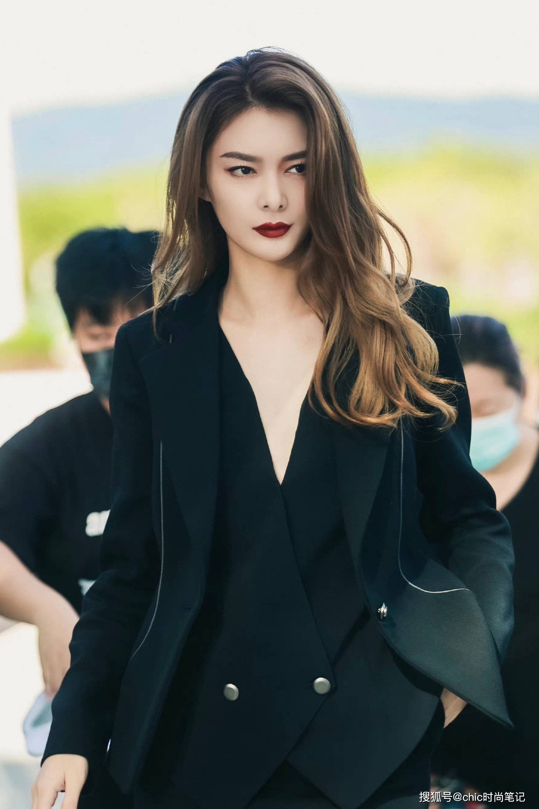 女孩子|刘亦菲的逛街状态，廓形西装加墨镜，帅气比仙气还逼人