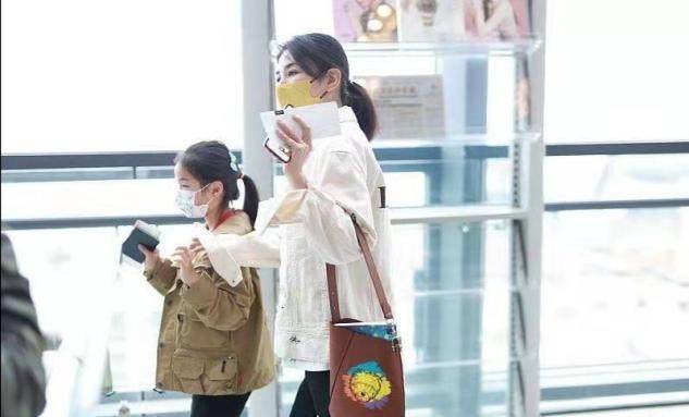 黄奕和|黄奕携女走机场，她打扮精致容光焕发，8岁女儿穿着随意显成熟