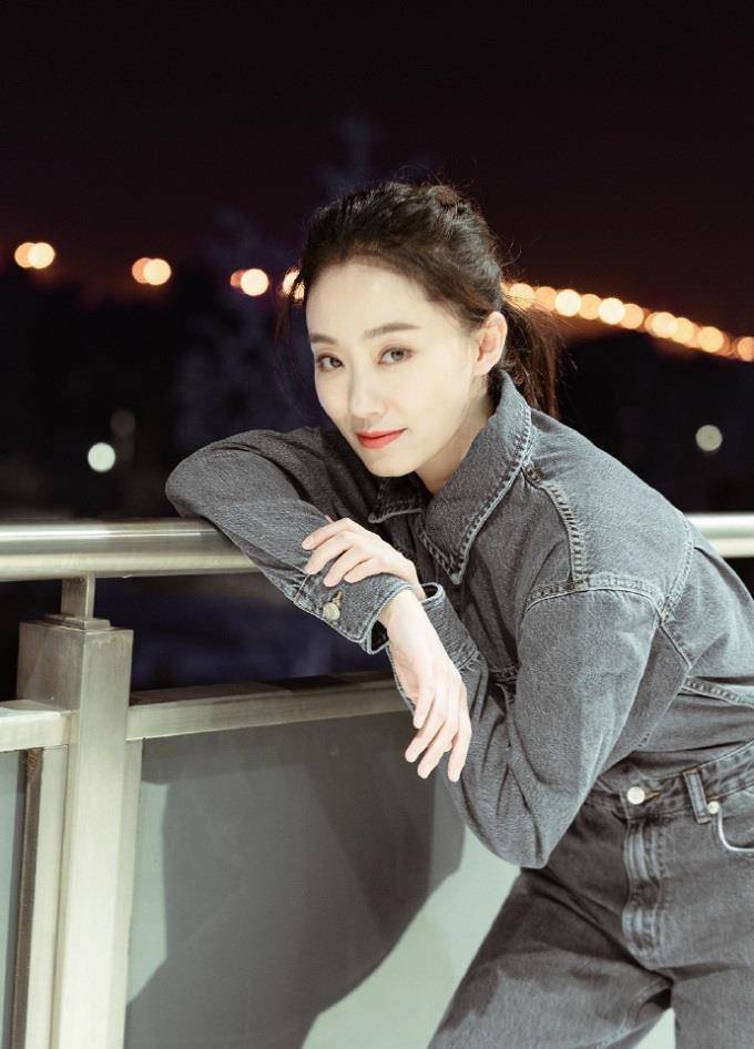 张小斐|张小斐屡次凭毛衣上热搜？看了她私服才知道，原来是隐藏的时髦精