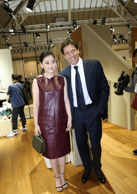 皮质|梅婷宝刀不老，难驾驭的直筒皮裙都能穿出贵妇感，中间开缝很个性