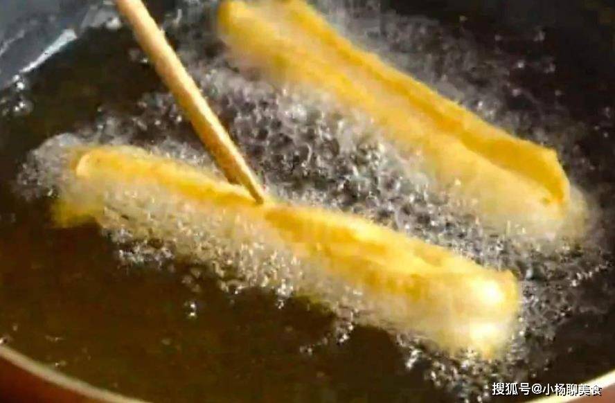 做法|早餐油条自己做,早起10分钟,就能炸一锅,根根空心,还酥脆