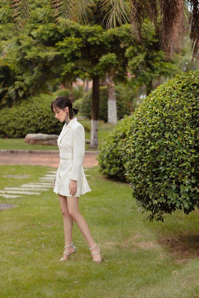 黑色|万茜是个“有品位”的人,一身黑色穿搭不显老,竟意外穿出高级感