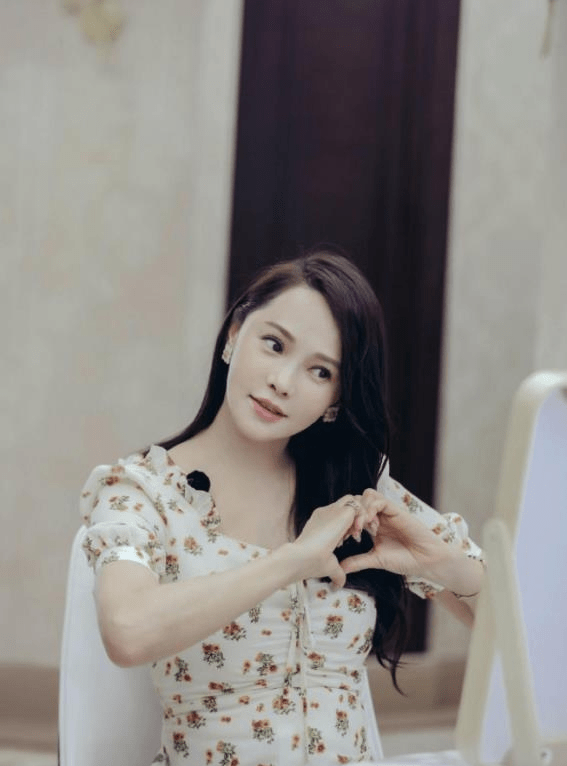 前夫|会保养的女人真有优势,伊能静与前夫的孩子牵手出门,感觉像姐弟