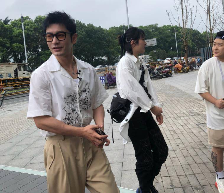 赵丽颖|赵丽颖去中餐厅5，怎知大家关注嘉宾合影，龚俊姚安娜站位有讲究